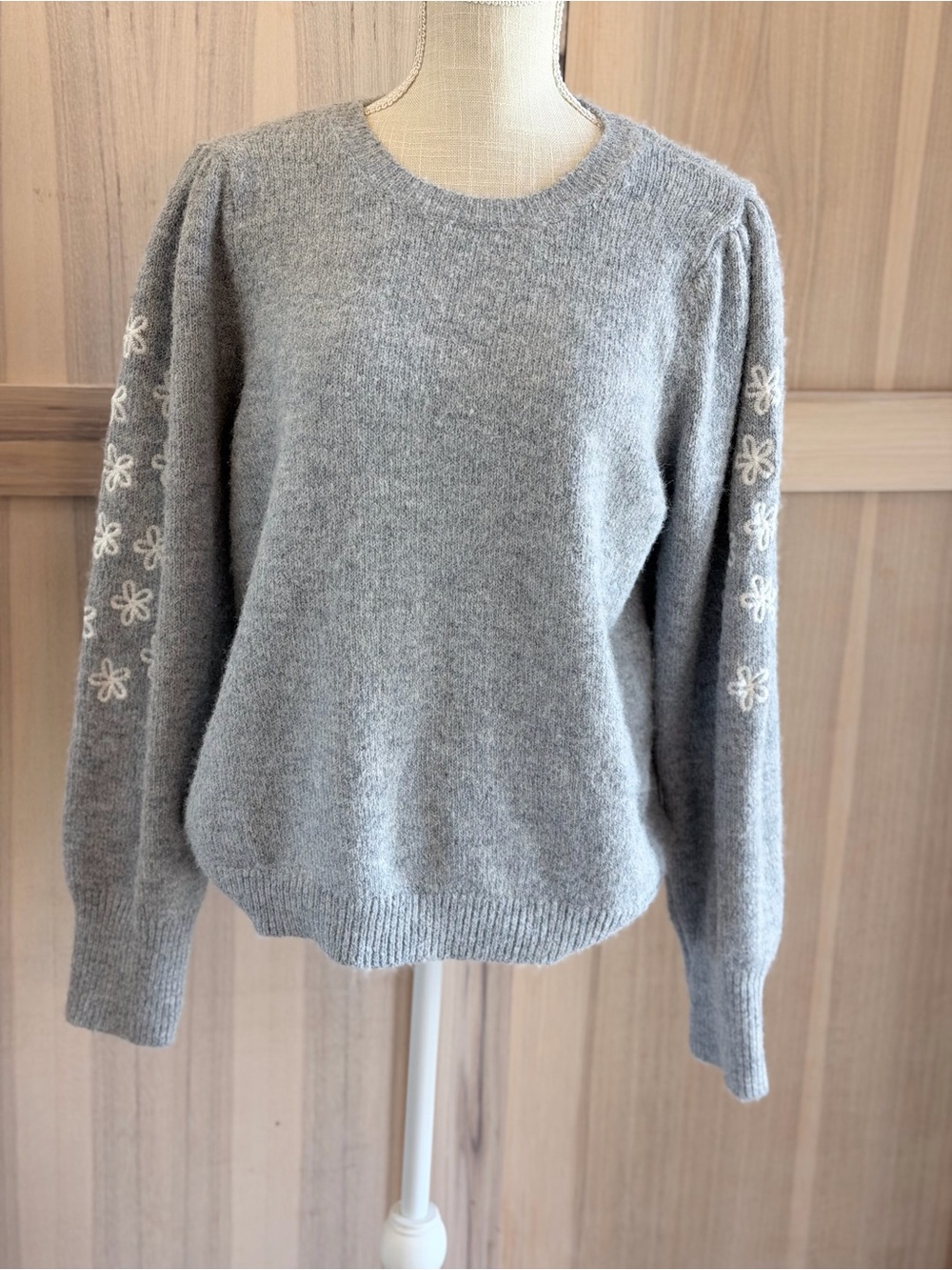 CeCe Gray Puff Sleeve Floral Embroidered Sweater. Women’s Sz-L Macy’s | Neutral
